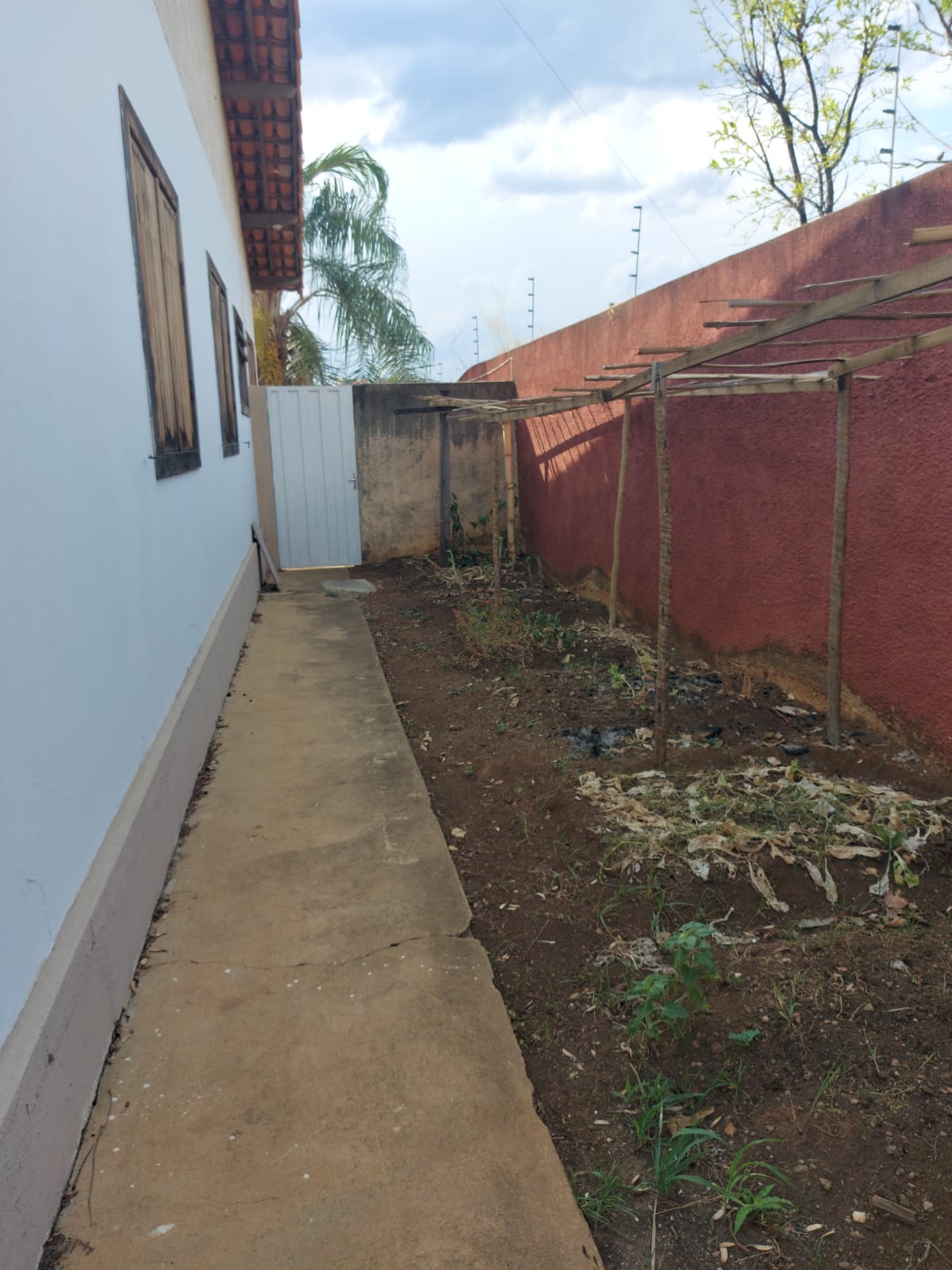 VENDO ÓTIMA CASA NO BAIRRO ANCHIETA 